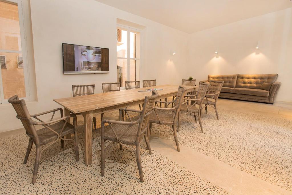 a dining room with a wooden table and chairs at ICON Rosetó in Palma de Mallorca