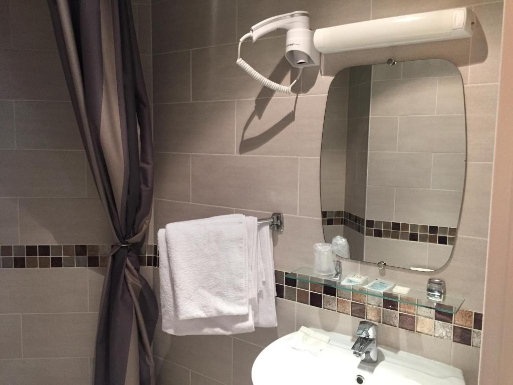 
Two Adjacent Double Rooms (non connecting)
