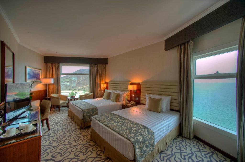 Postel nebo postele na pokoji v ubytování Oceanic Khorfakkan Resort & Spa