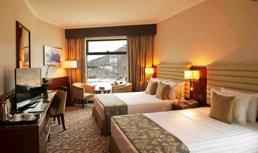 Postel nebo postele na pokoji v ubytování Oceanic Khorfakkan Resort & Spa