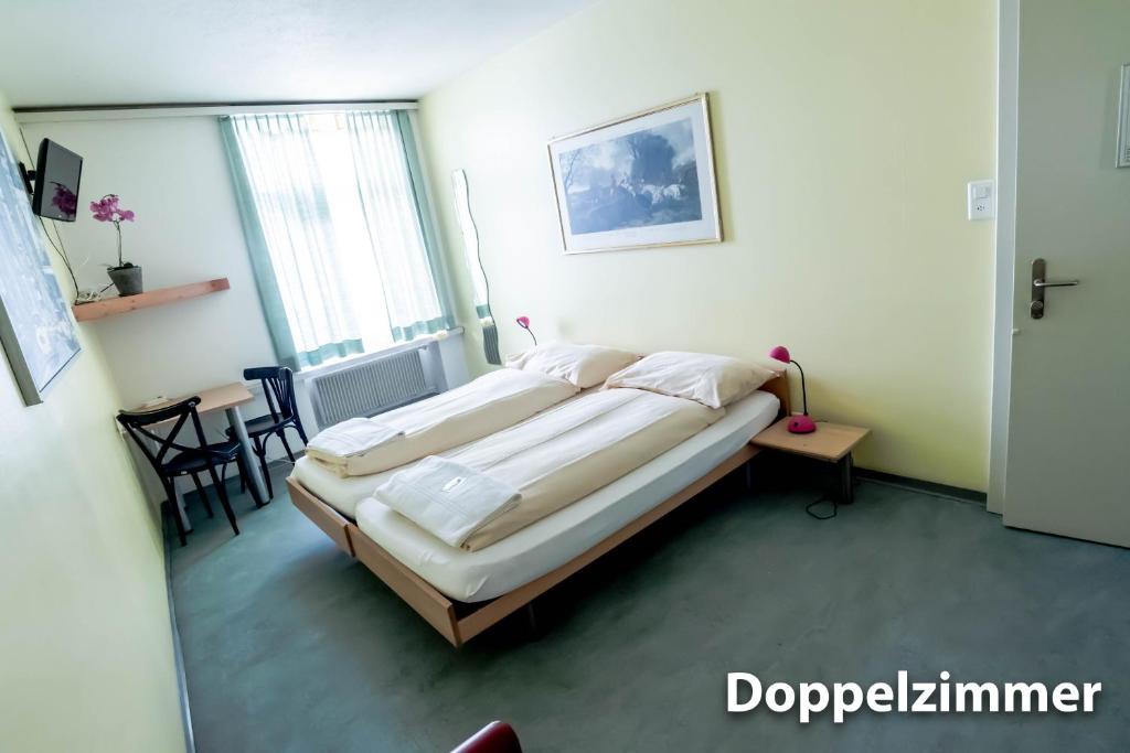 Postel nebo postele na pokoji v ubytování Hotel & Backpackers Zak Schaffhausen