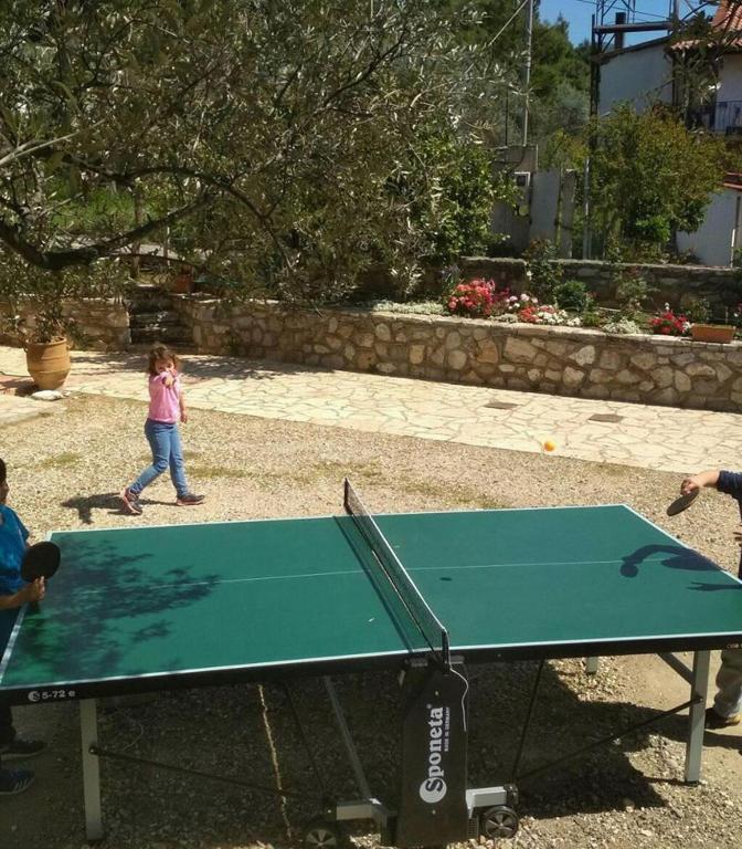 Stolný tenis v ubytovaní Rent Rooms Alexiou alebo v jeho okolí