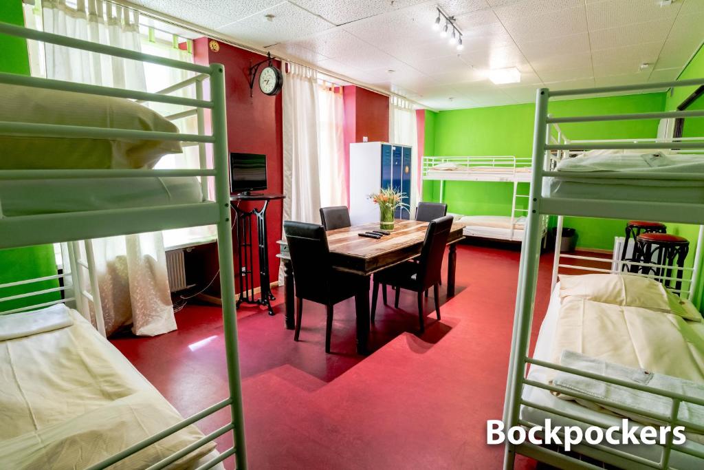 Postel nebo postele na pokoji v ubytování Hotel & Backpackers Zak Schaffhausen