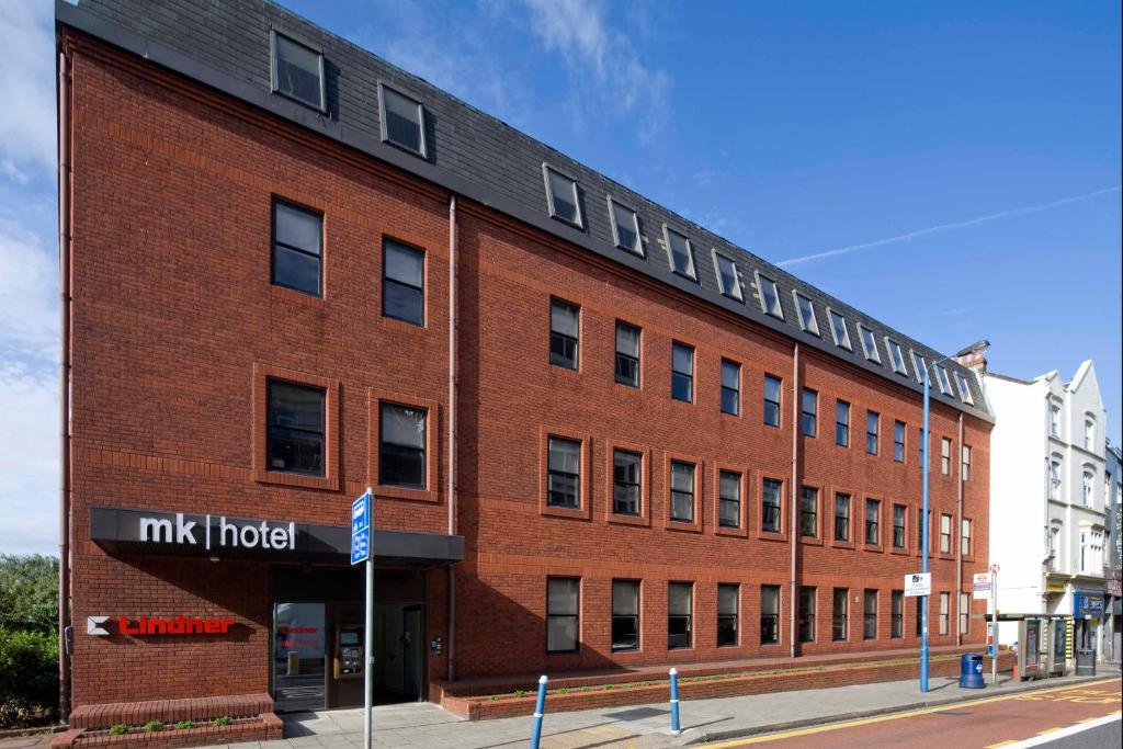 un bâtiment en briques avec un hôtel majid dans une rue dans l'établissement mk hotel london, à Londres