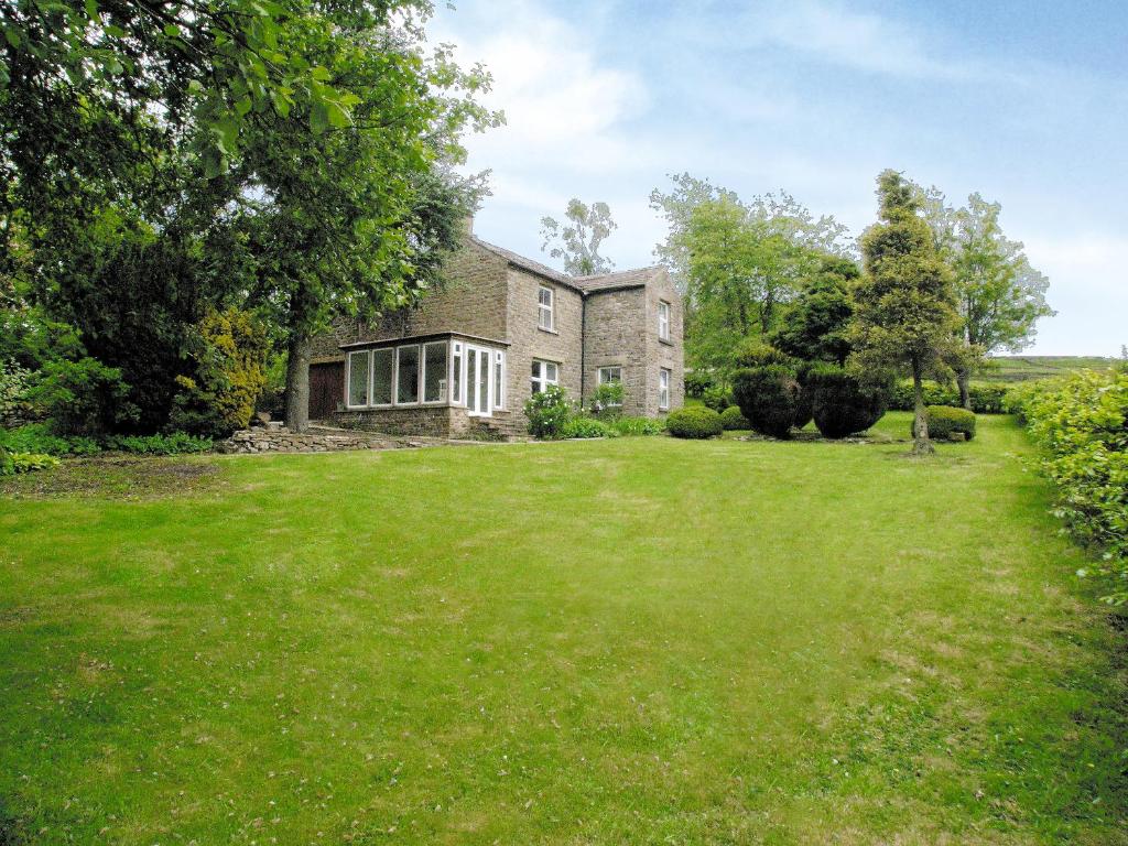 A garden outside Leny'S Cottage 