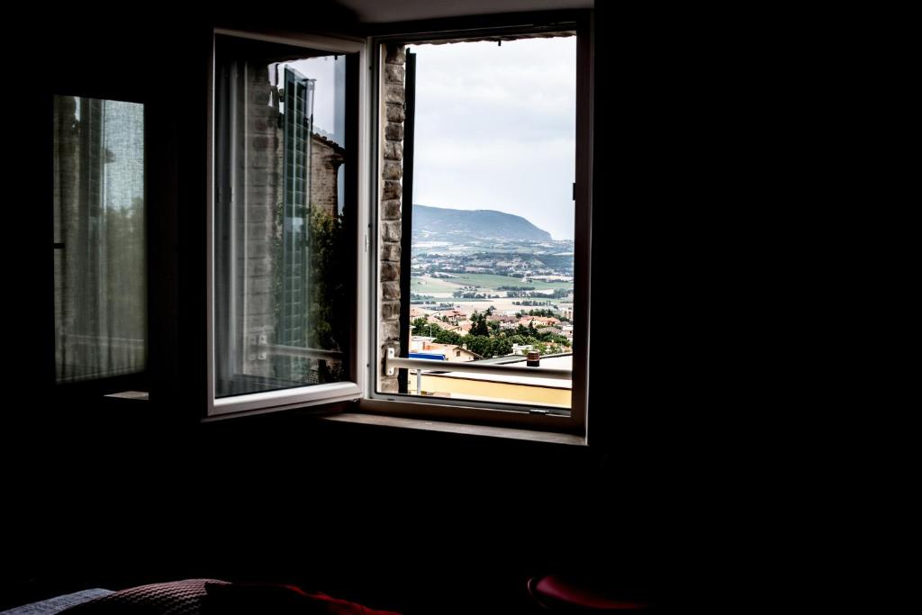 uma janela aberta com vista para uma cidade em CalaLaNotte em Recanati