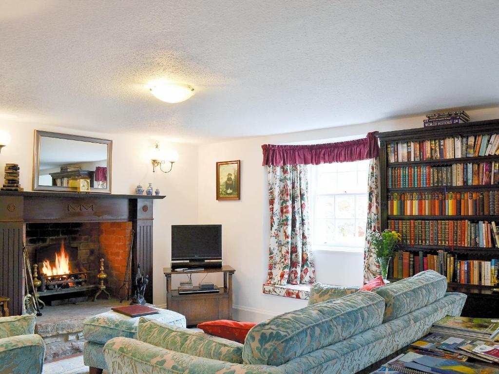 A seating area at The Great Lodging Garden Flat 