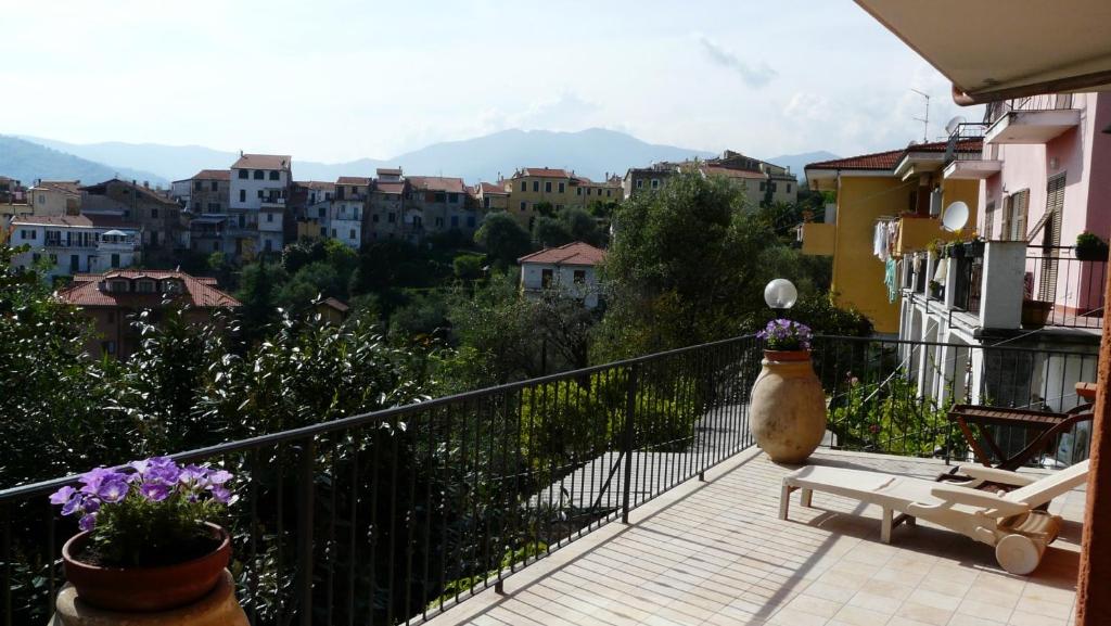 einen Balkon mit Stadtblick in der Unterkunft La Tavernetta in Civezza