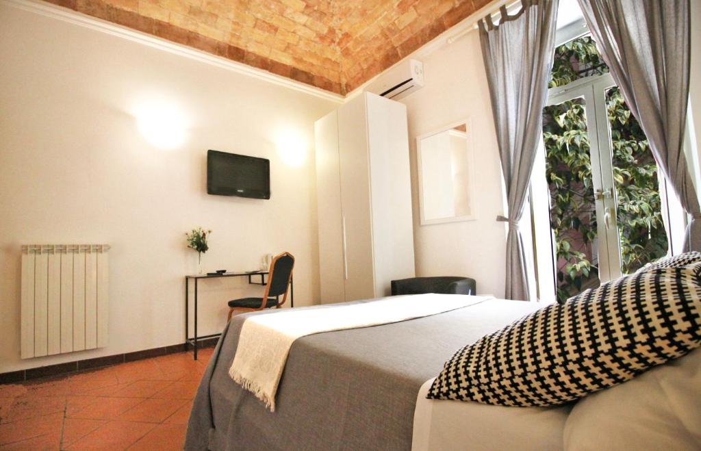 A bed or beds in a room at Machiavelli Suites