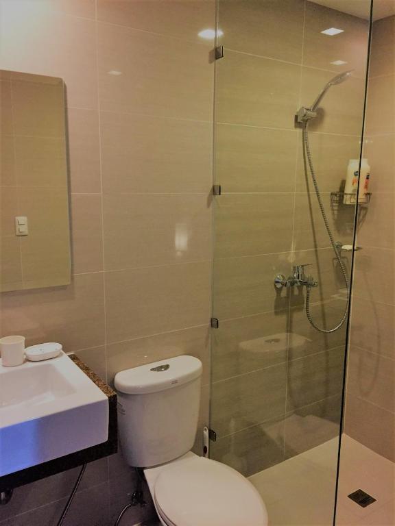マニラにあるTravellers 101 Condo near Manila Airportのバスルーム(シャワー、トイレ、シンク付)