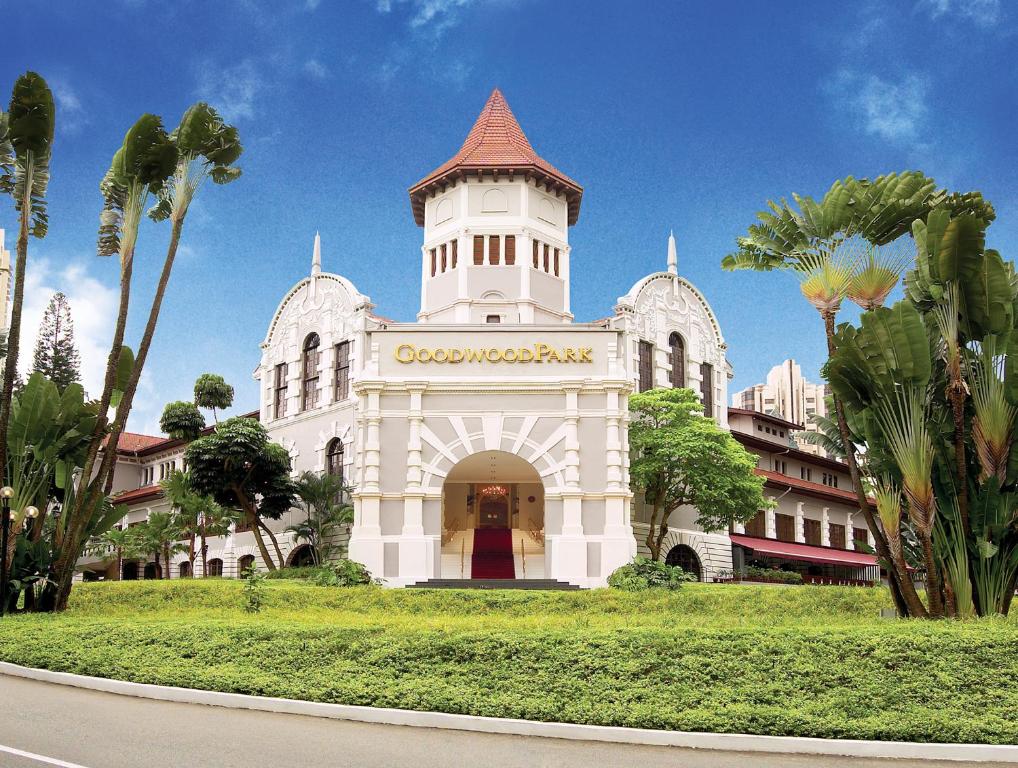 Un bâtiment blanc avec une tour en haut dans l'établissement Goodwood Park Hotel, à Singapour