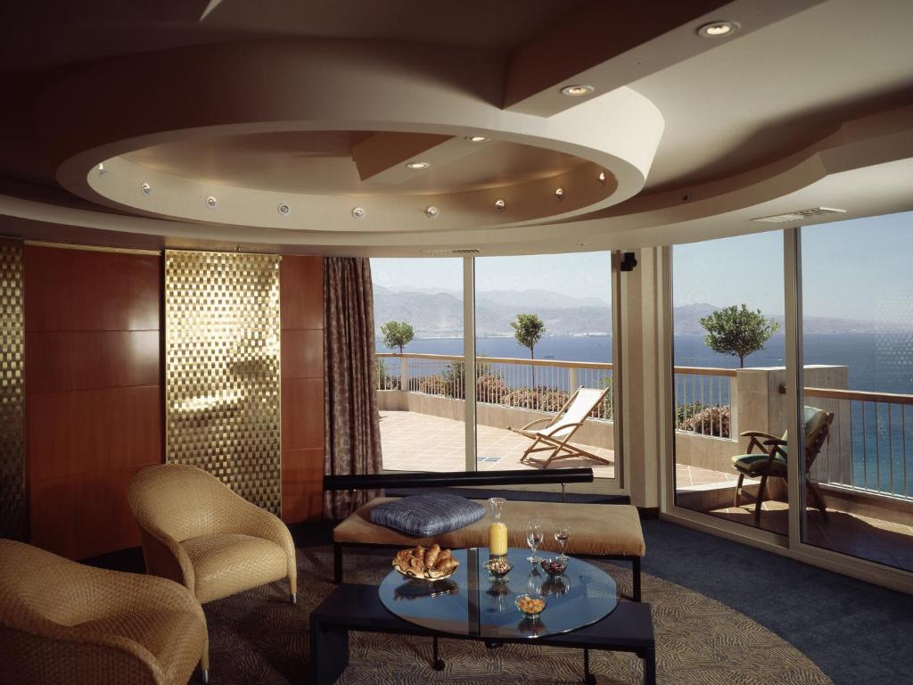 Ein Sitzbereich in der Unterkunft Dan Eilat Hotel
