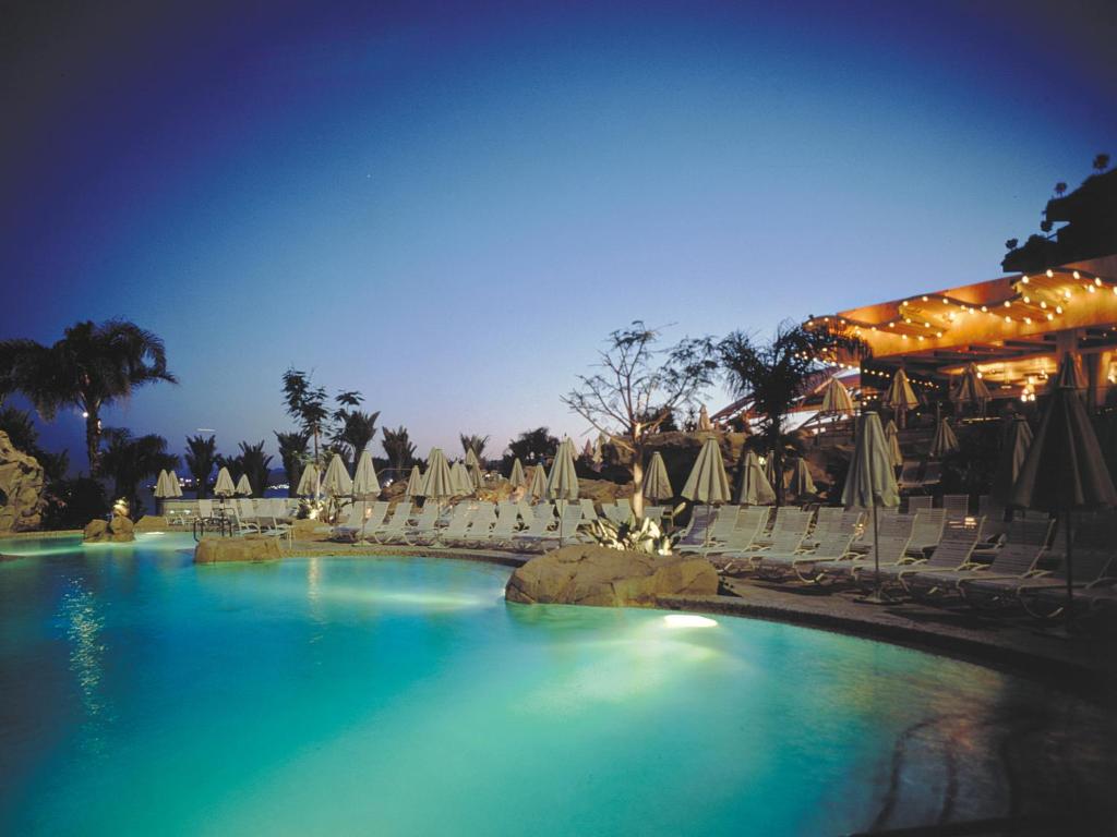 Der Swimmingpool an oder in der Nähe von Dan Eilat Hotel