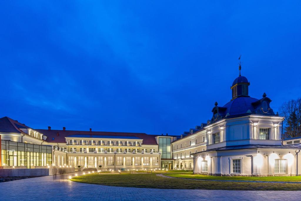 un gran edificio con una torre encima en Royal Palace en Turčianske Teplice