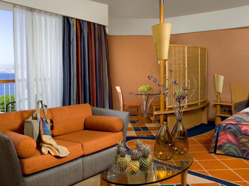 Ein Sitzbereich in der Unterkunft Dan Eilat Hotel