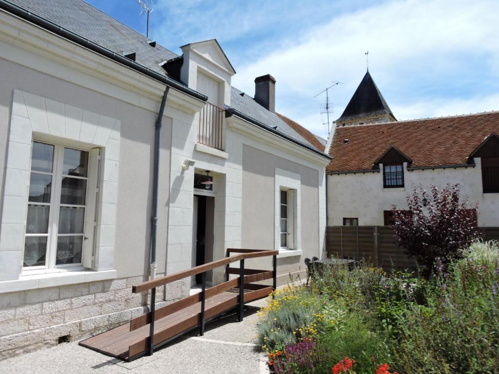 a wooden deck in the courtyard of a house at Orée des Prairies in Mareuil-sur-Cher