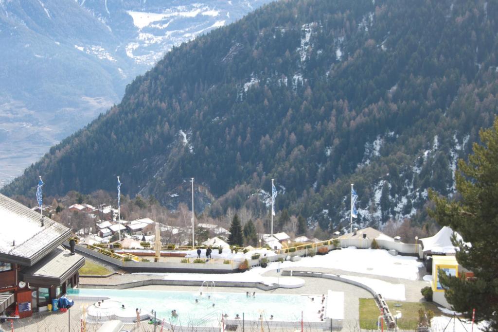 a resort with a water park in the mountains at appartement dans le centre thermal les Sources Ovronnaz in Ovronnaz