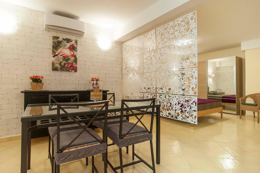 スペルロンガにあるCasa Vacanza Limonaia Loftのテーブルと椅子のあるダイニングルーム