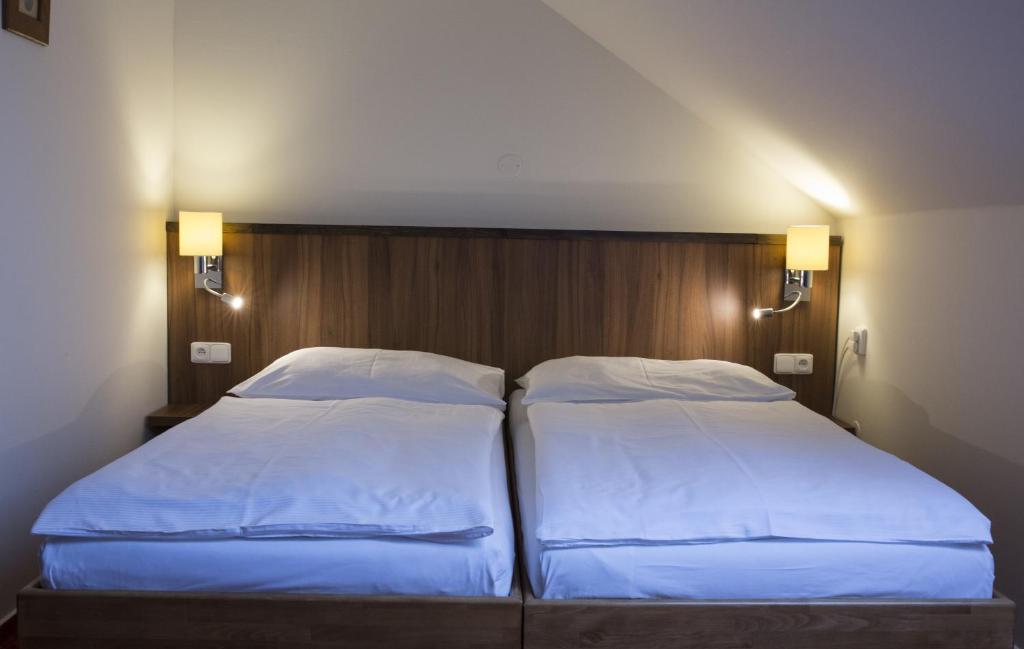 Postel nebo postele na pokoji v ubytování Hotel Selsky Dvur