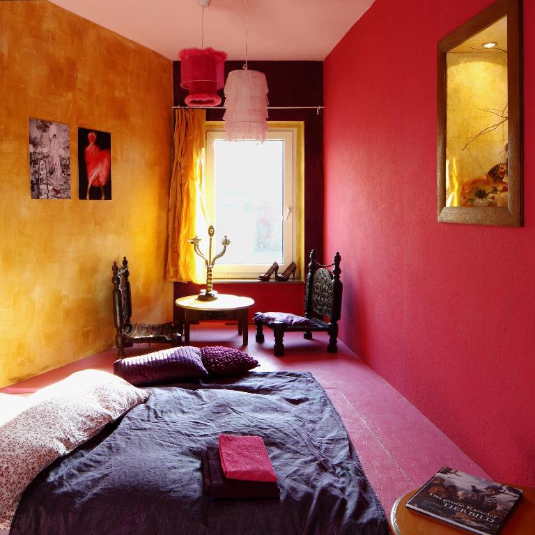Ein Bett oder Betten in einem Zimmer der Unterkunft Foto-Motel + fensterzumhof