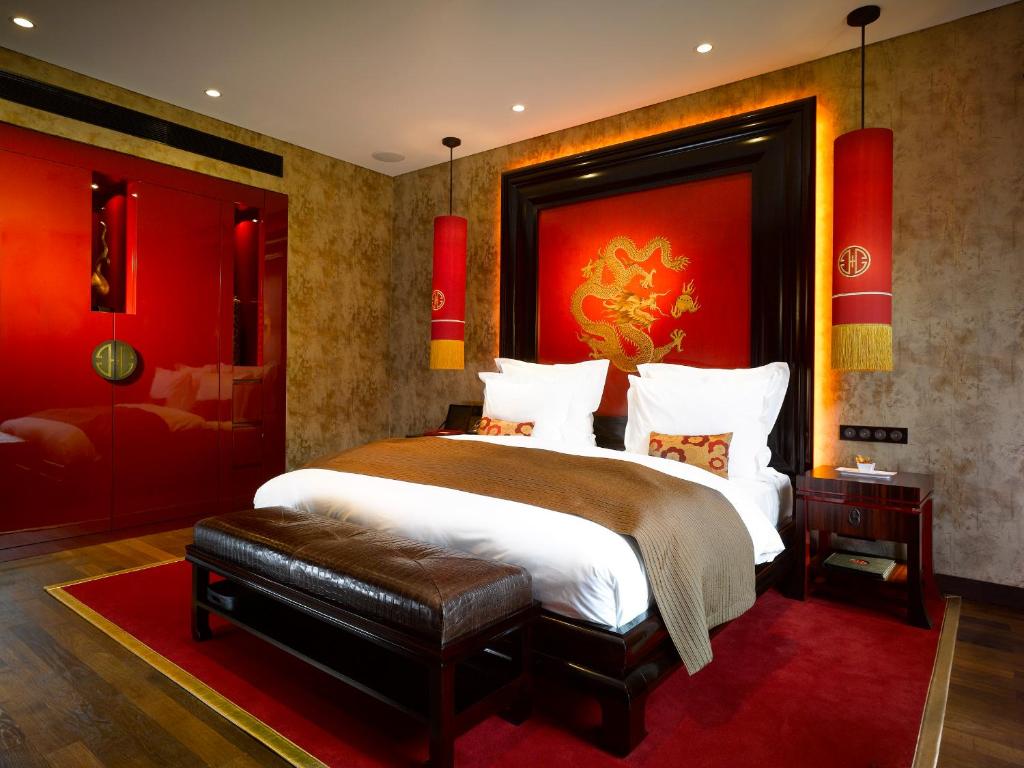 Postel nebo postele na pokoji v ubytování Buddha-Bar Hotel Prague