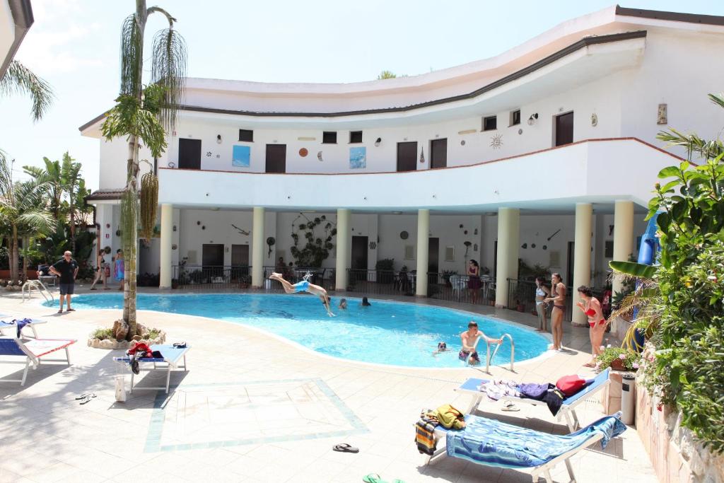 Bazén v ubytování Hotel L'Ancora nebo v jeho okolí