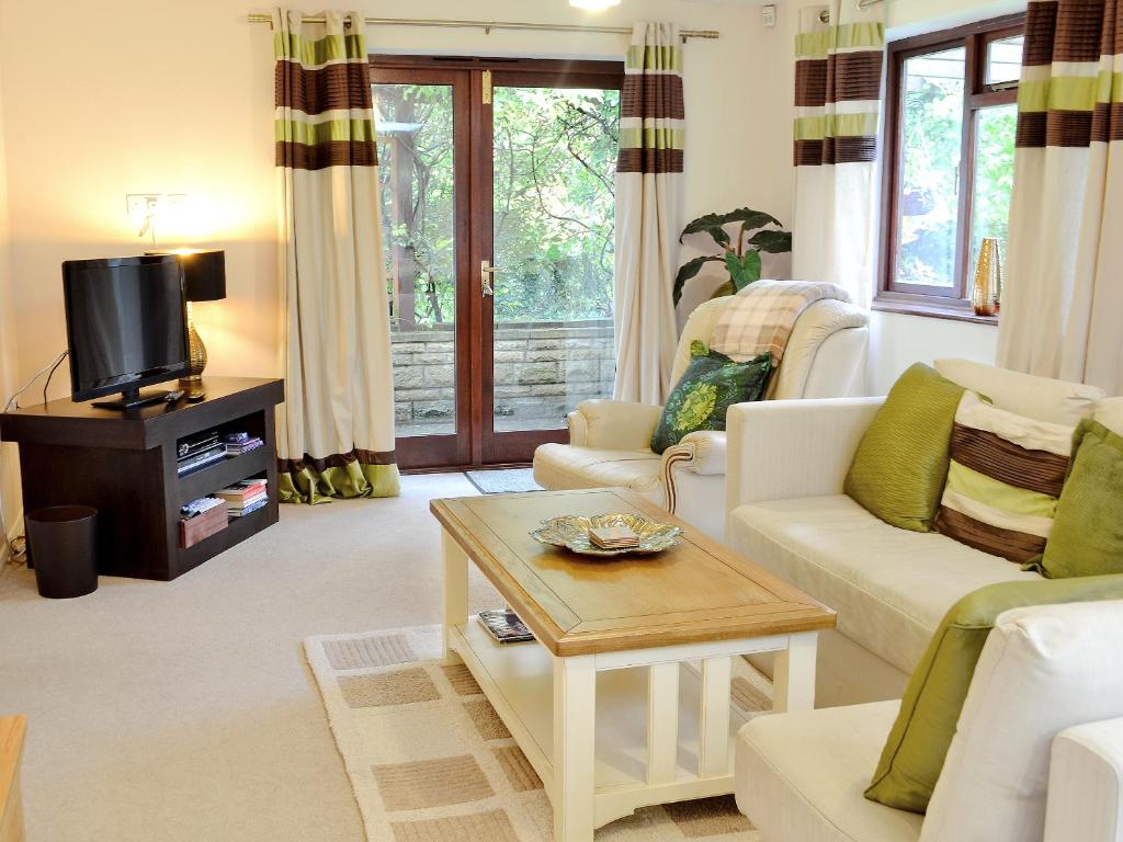 A seating area at Cedar Lodge 