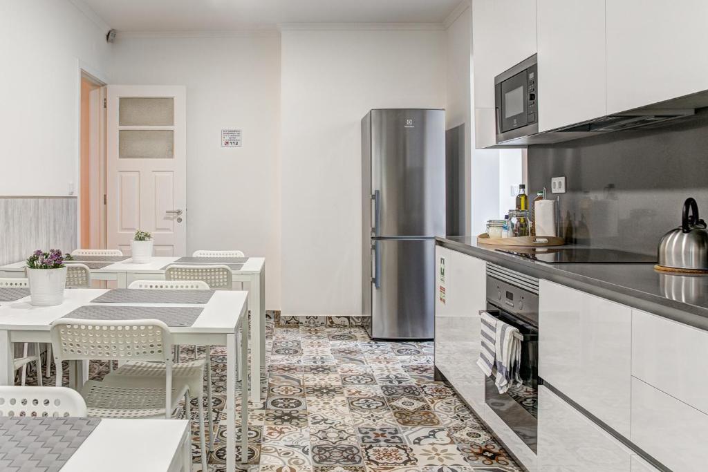Home Out Rooms & Apartments - Superior Apartment