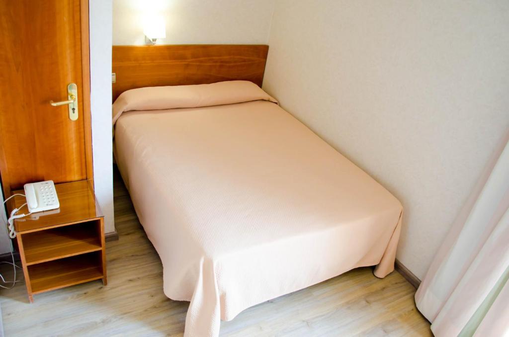 a small bed in a small room at Hotel Castilla Alicante in Alicante