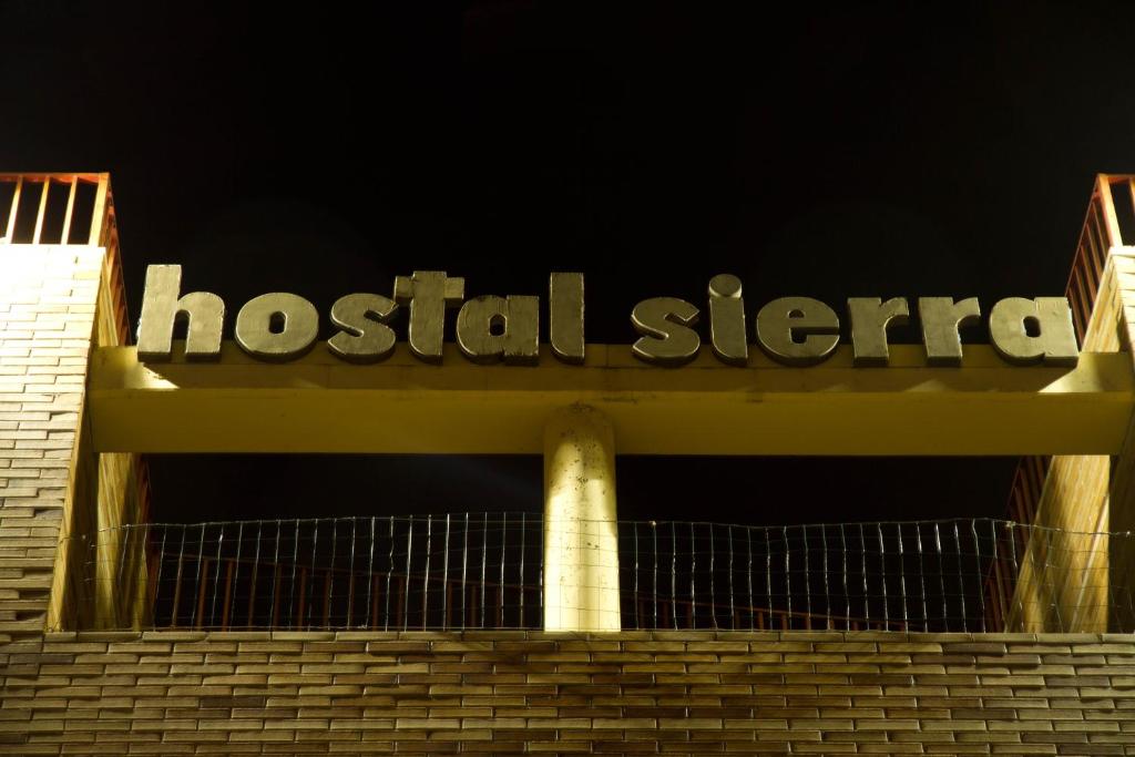 Znak szpitalny na dachu budynku w nocy w obiekcie Hostal Sierra w mieście San Sebastián de los Reyes