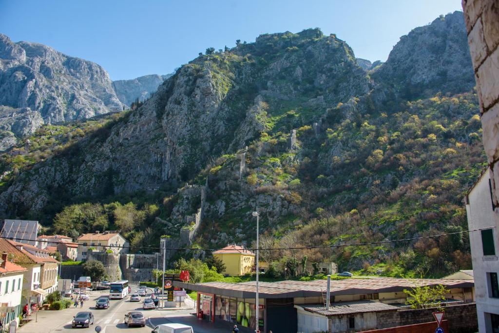 コトルにあるApartman Dijanaの山を背景とした町並み