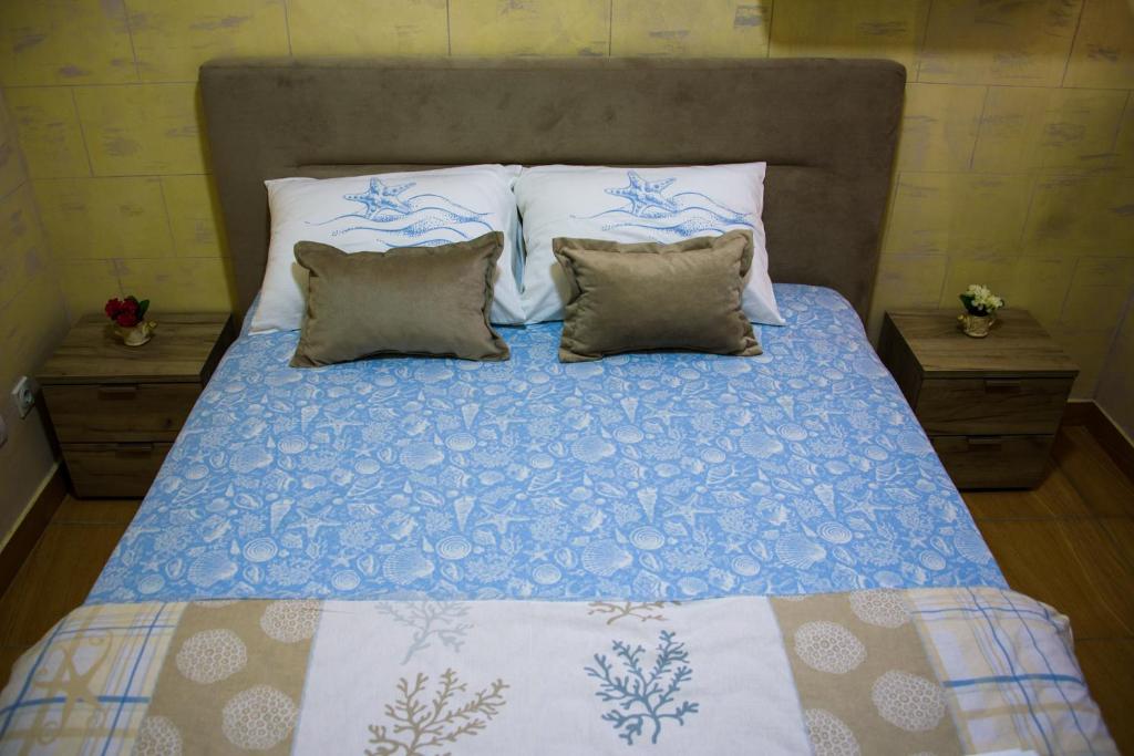 コトルにあるApartman Dijanaのベッド(青と白のシーツ、枕付)