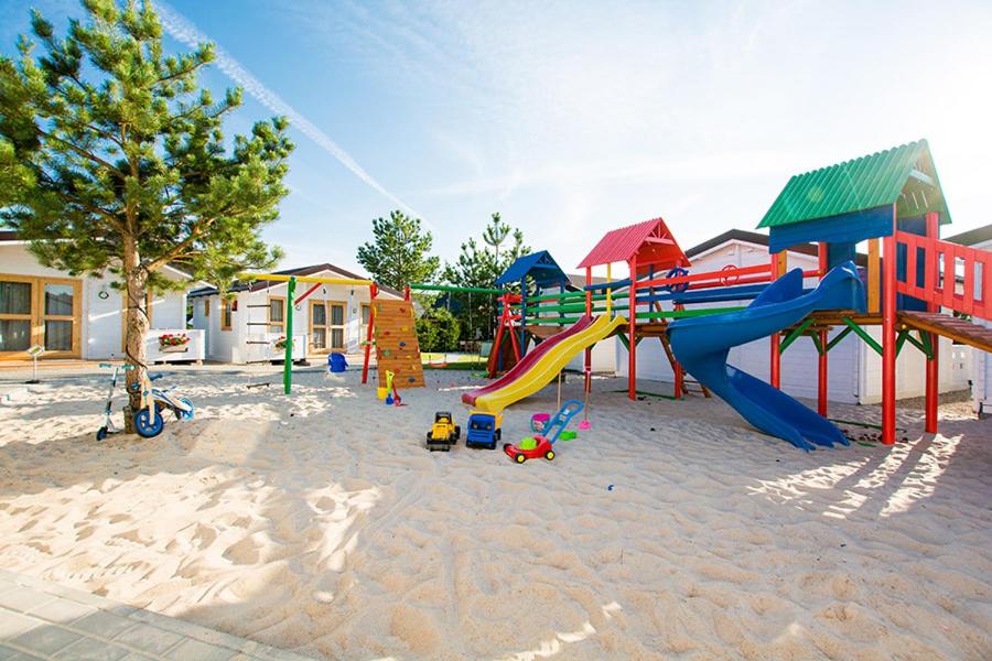 un parque infantil con un tobogán en la arena en Bingo, en Ustka