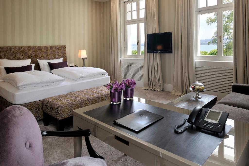 TV a/nebo společenská místnost v ubytování RIVA - Das Hotel am Bodensee