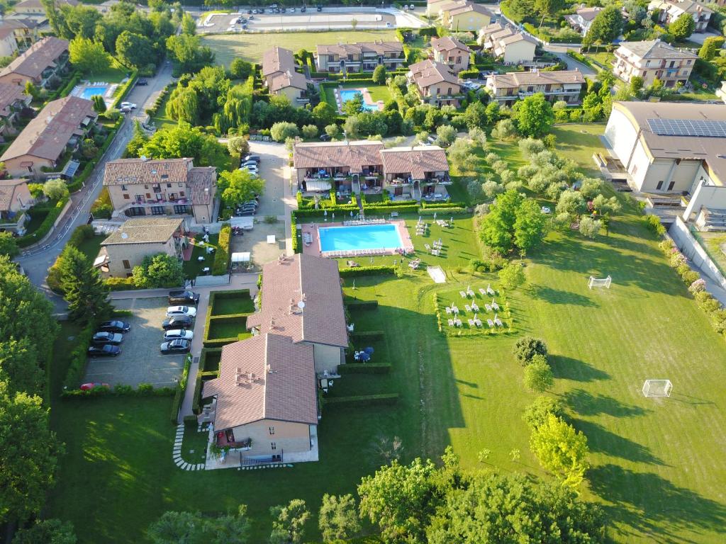 uma vista aérea de uma casa com um grande pátio em Residenza Corte Casara em Lazise