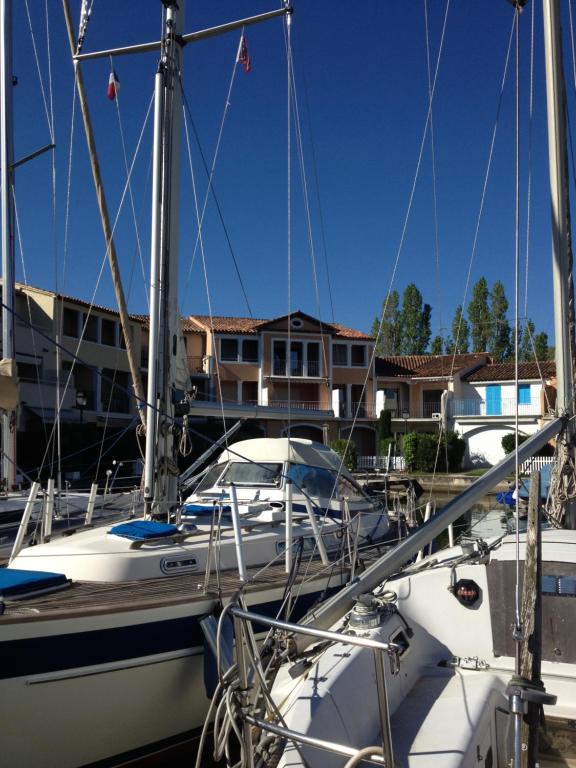 een witte boot is aangemeerd bij een dok bij Romance in Port Grimaud in Grimaud