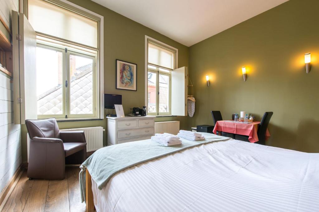 Cornerhouse Level Ten by Romy&Travis - Deluxe Double Room