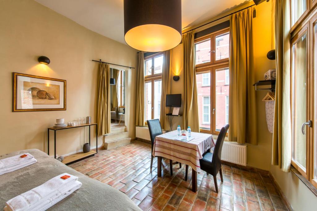 Cornerhouse Level Ten by Romy&Travis - Deluxe Double Room