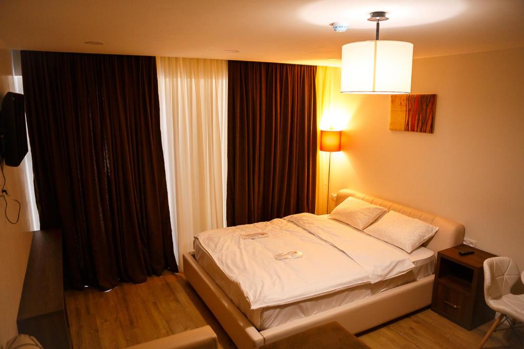 Habitación de hotel con cama y ventana en Apartment 528 Orbi Palace, en Bakuriani