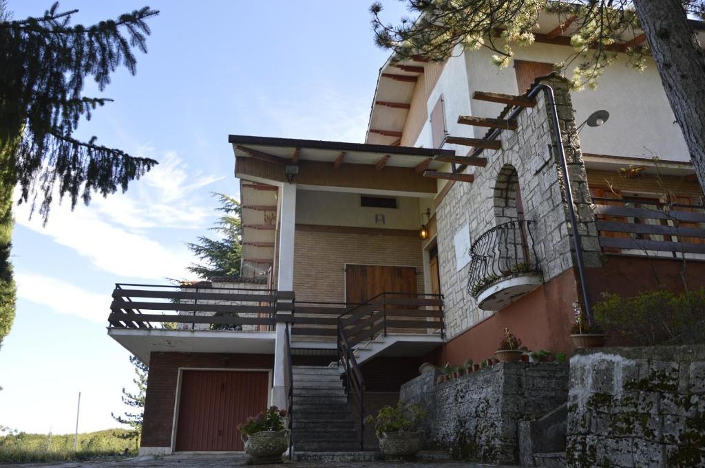 een gebouw met een trap, een poort en een deur bij POGGIO ECO B&B in Ascoli Piceno