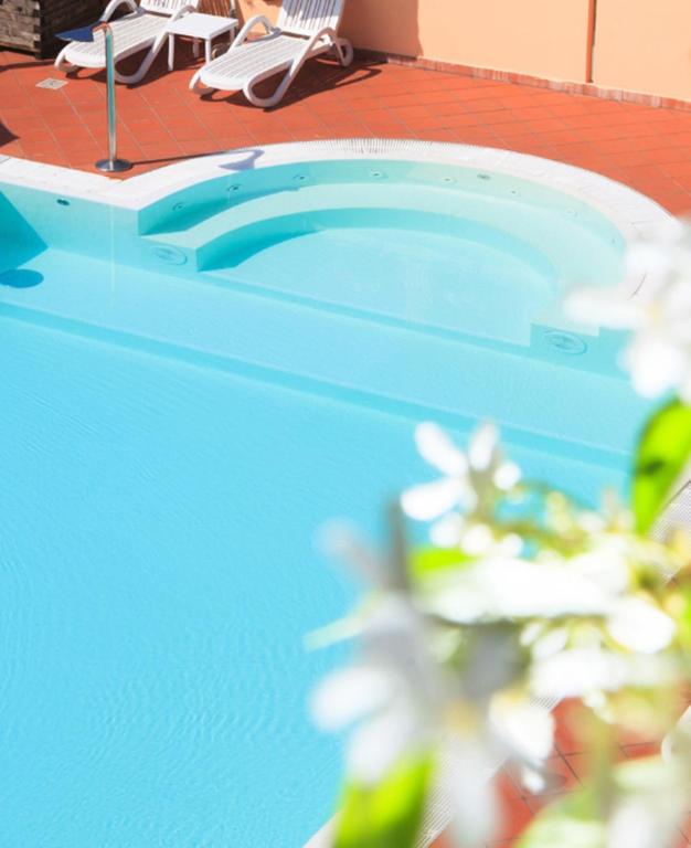 Bazén v ubytování Hotel Bologna nebo v jeho okolí