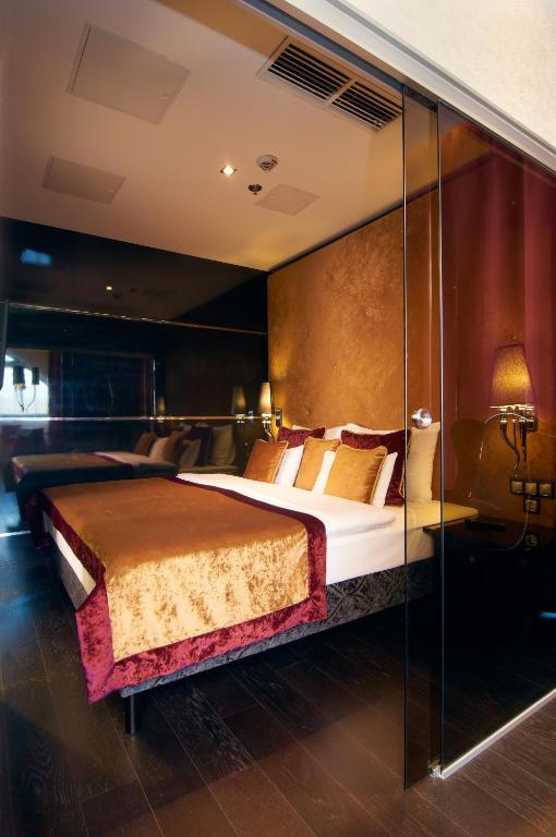 A bed or beds in a room at Mirage Medic Hotel