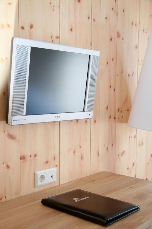 Televízia a/alebo spoločenská miestnosť v ubytovaní Hotel Ploseblick