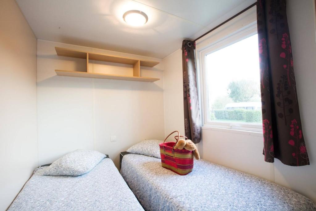 Postel nebo postele na pokoji v ubytování Camping La Grappe Fleurie