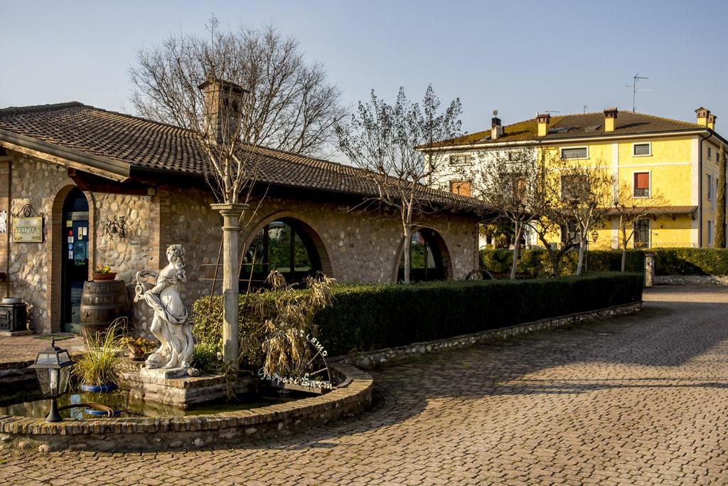 a statue in a courtyard in front of a building at Agriturismo Gaspari Farm in Volta Mantovana