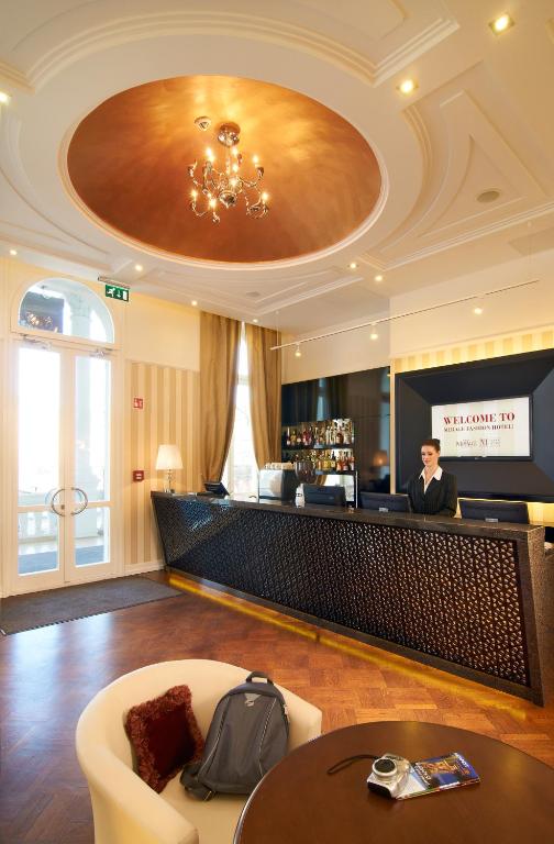 A seating area at Mirage Medic Hotel