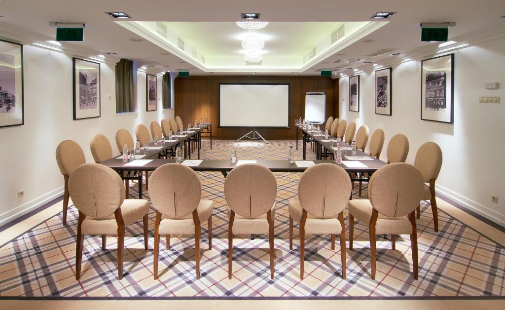 The business area and/or conference room at Mirage Medic Hotel