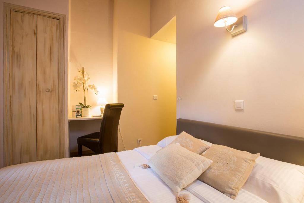 Logis Hotel Le Petit Casset - Comfort Single Room