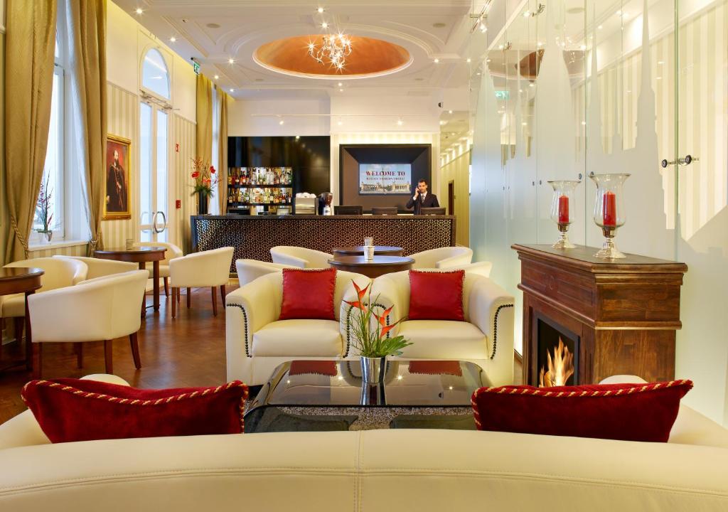 A seating area at Mirage Medic Hotel