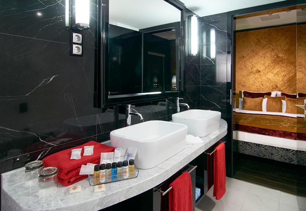 A bathroom at Mirage Medic Hotel